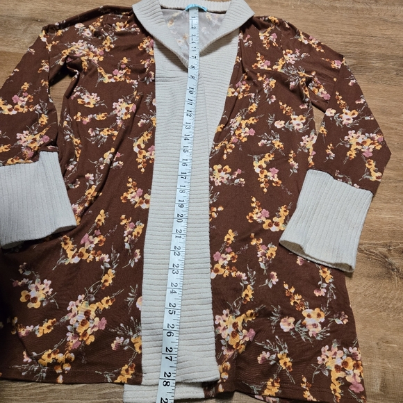 🇺🇸Floral Brown Cardigan with Cream Accents - Picture 4 of 6